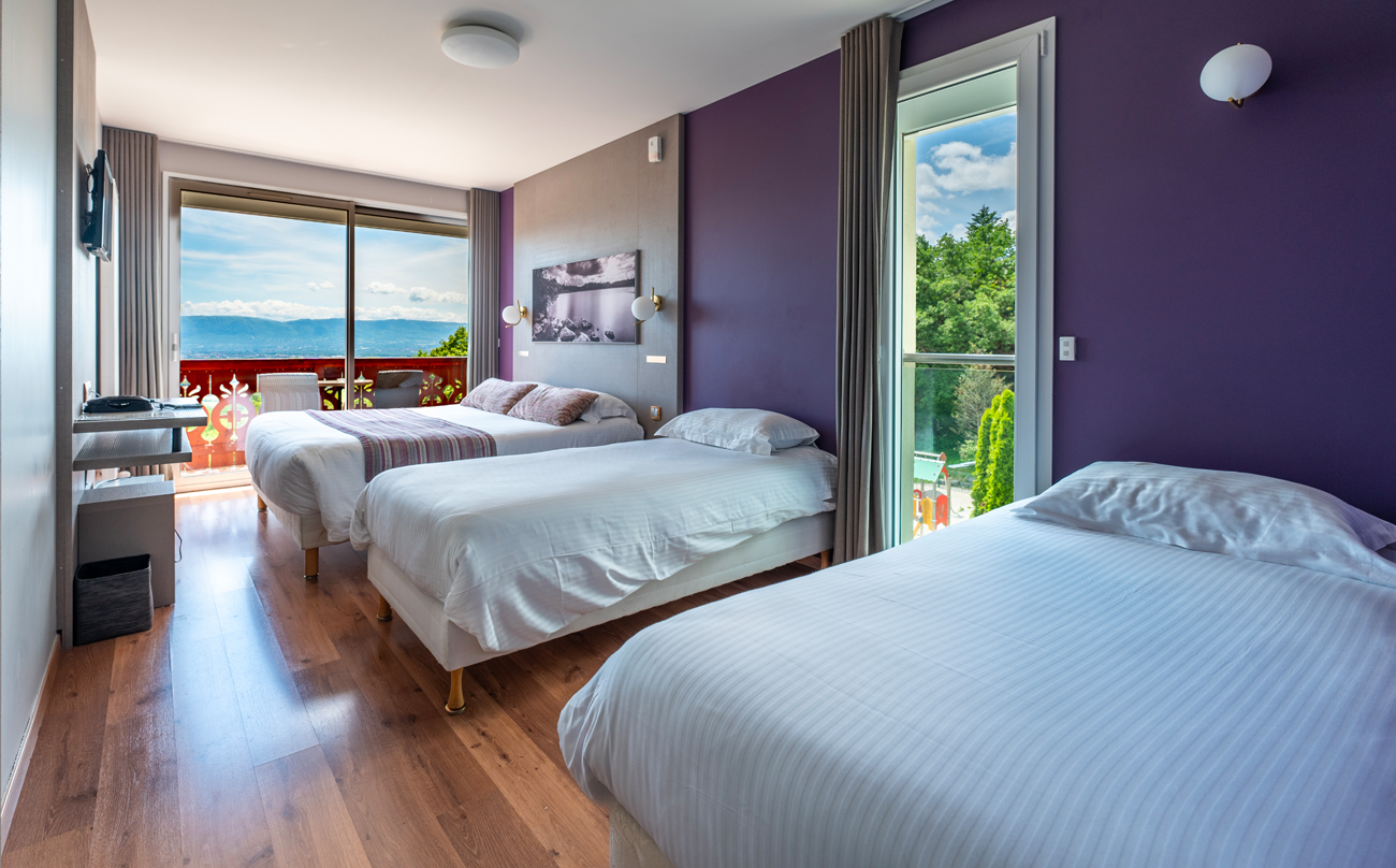 Chambre avec lit double et lits simples
