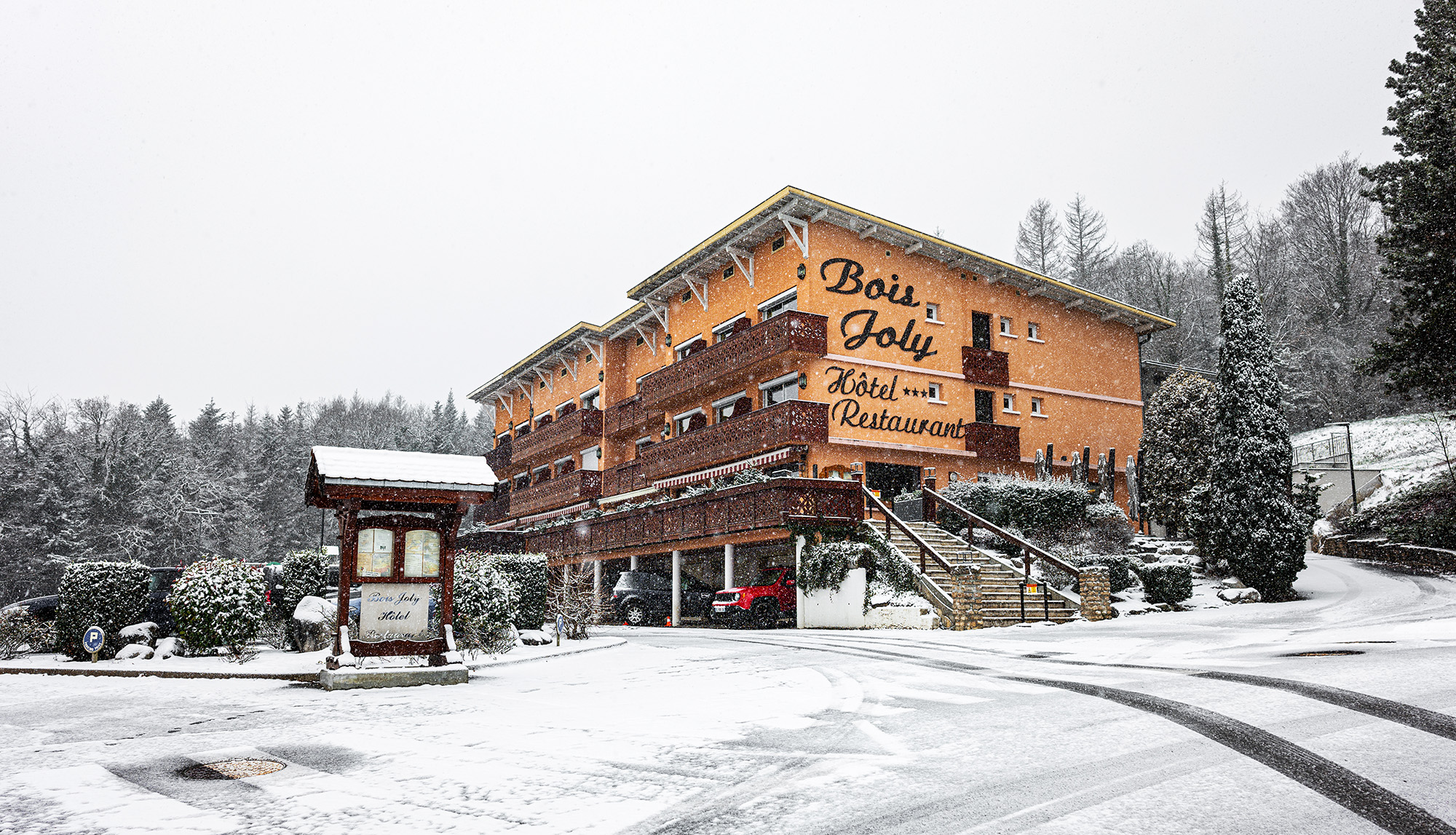 Bois joly avec la neige qui tombe